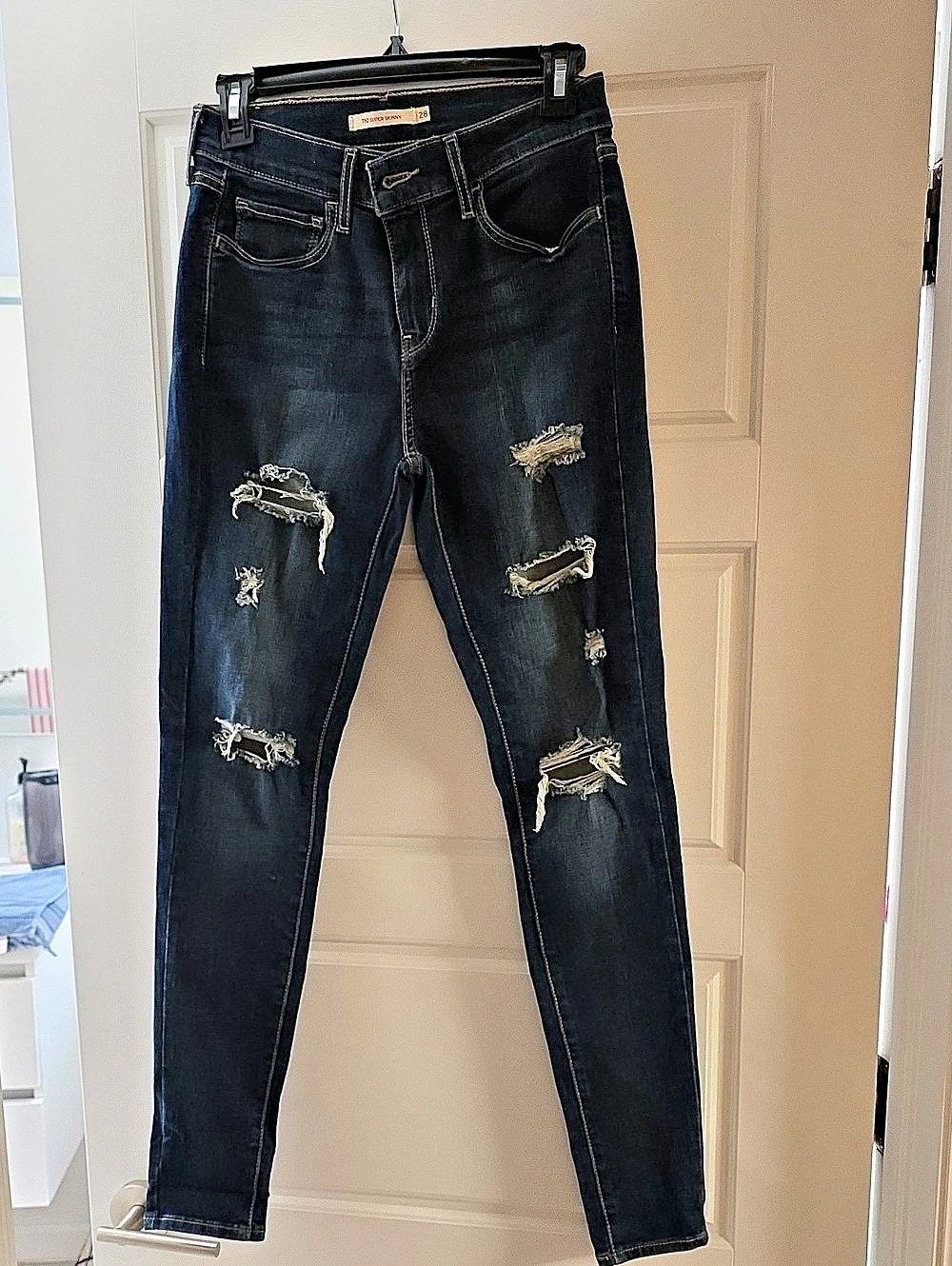 Levi's 710 Super Skinny Jeans Distressed Jeans Waist 28. Never Worn! NWOT
